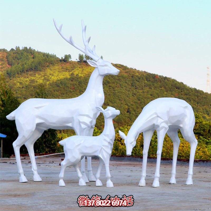 玻璃鋼梅花鹿雕塑，讓一家三口在公園戶外玩耍