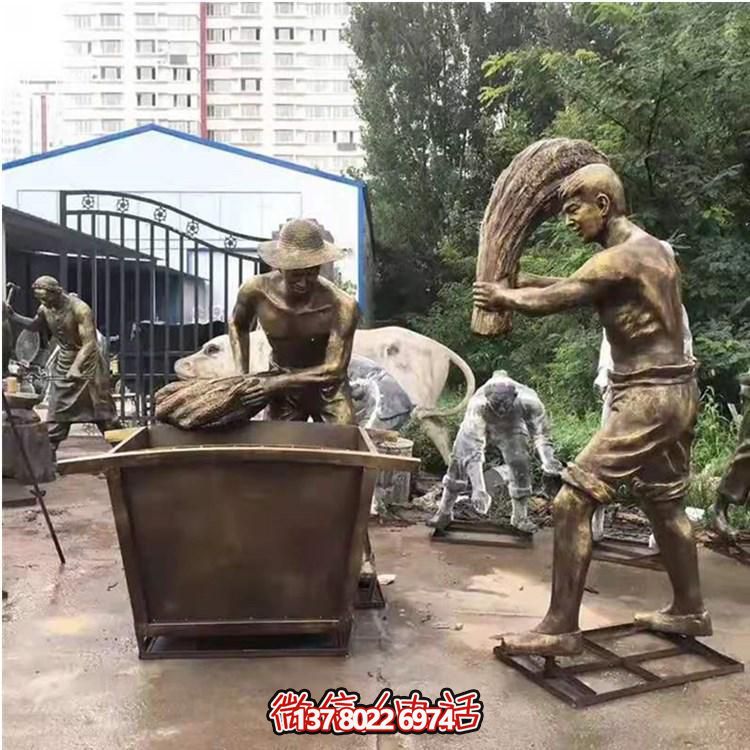 玻璃鋼仿銅農(nóng)耕人物雕塑，美化戶外景區(qū)