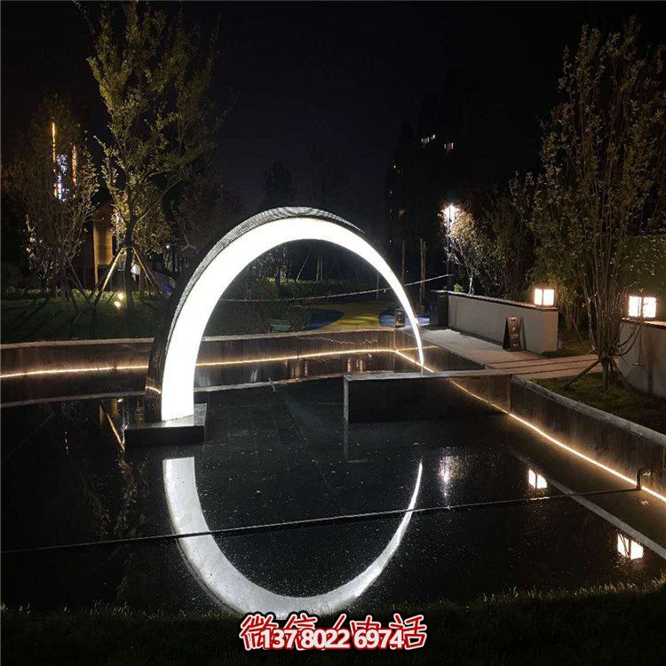 月牙形不銹鋼雕塑，美化城市水景