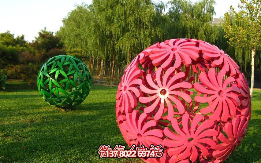 創(chuàng)意粉色鏤空球雕塑，為公園草坪增添童趣