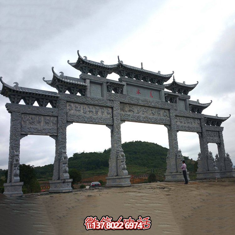 精美大型仿古青石雕刻門(mén)樓牌坊，為景區(qū)入口增添精彩