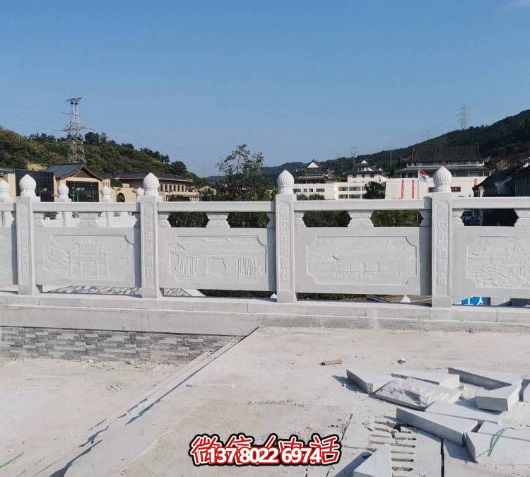 精美大理石雕塑，飾以圍欄的戶外河道裝飾