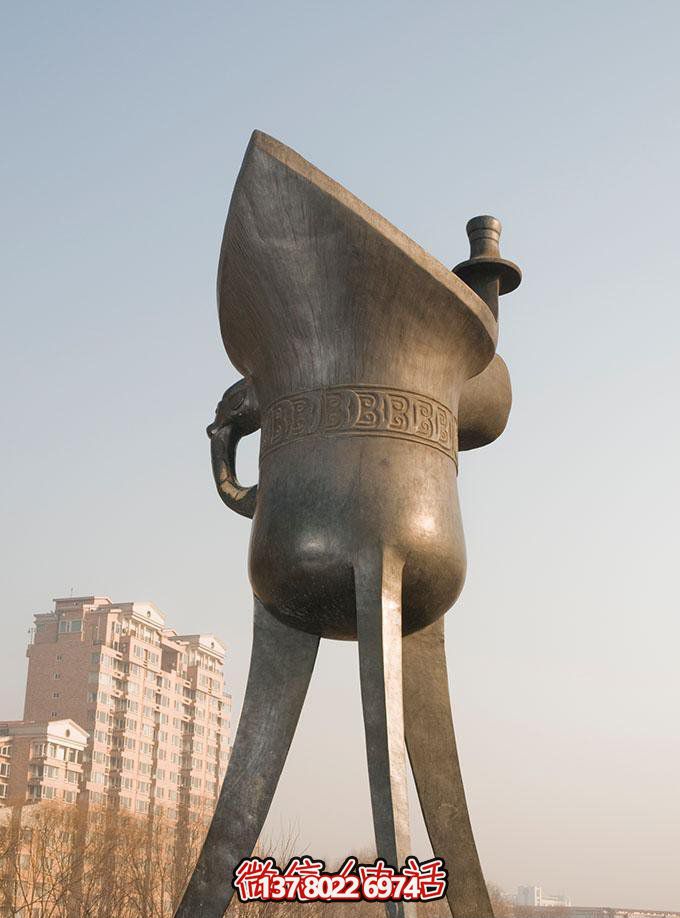 大型不銹鋼仿銅酒杯雕塑，傳承酒文化