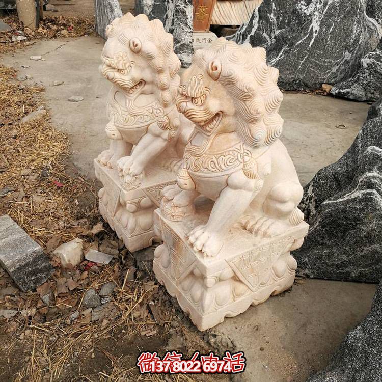 精美大理石雕刻石獅子，為酒店門口添彩晚霞紅