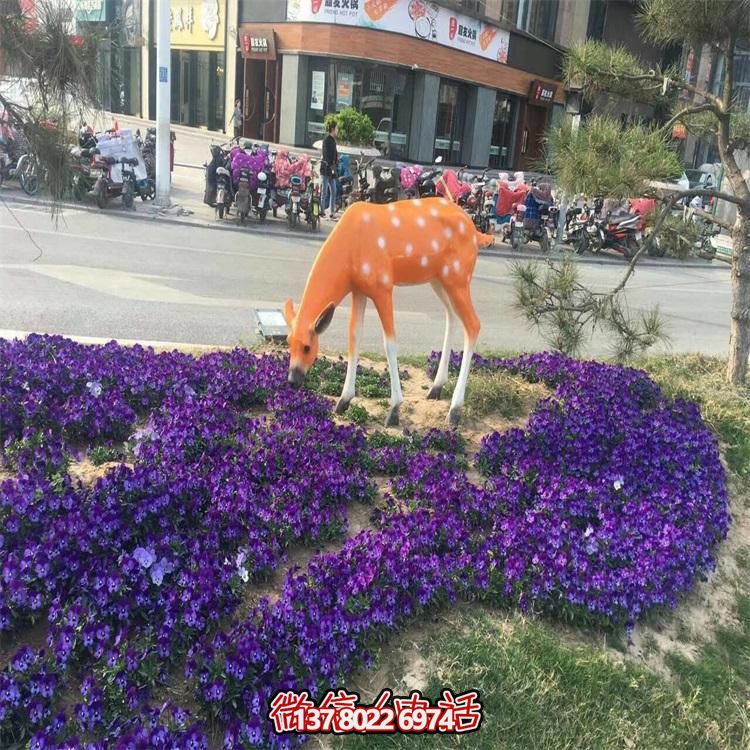 仿真鹿雕塑，在草叢中擺放，玻璃鋼打造