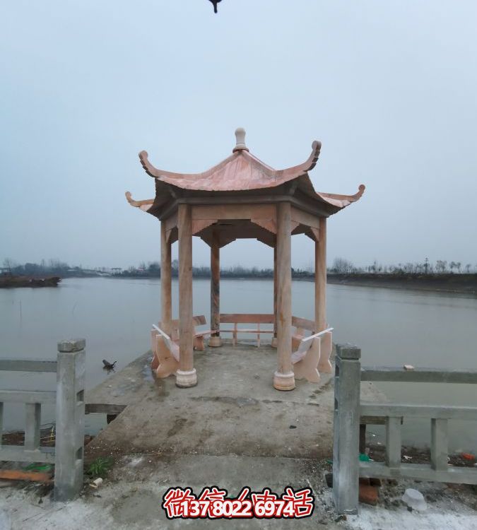 河邊大理石涼亭雕塑，欣賞晚霞紅