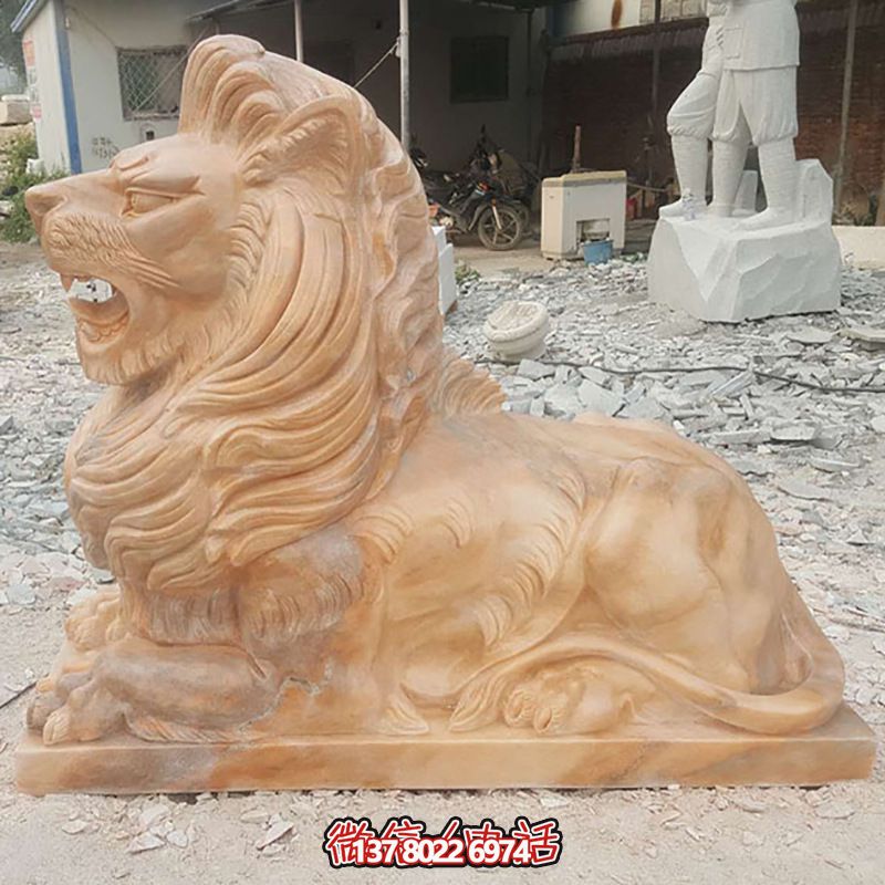 兇猛獅子紅石雕臥著雕塑，為公園景區(qū)添彩晚霞之美
