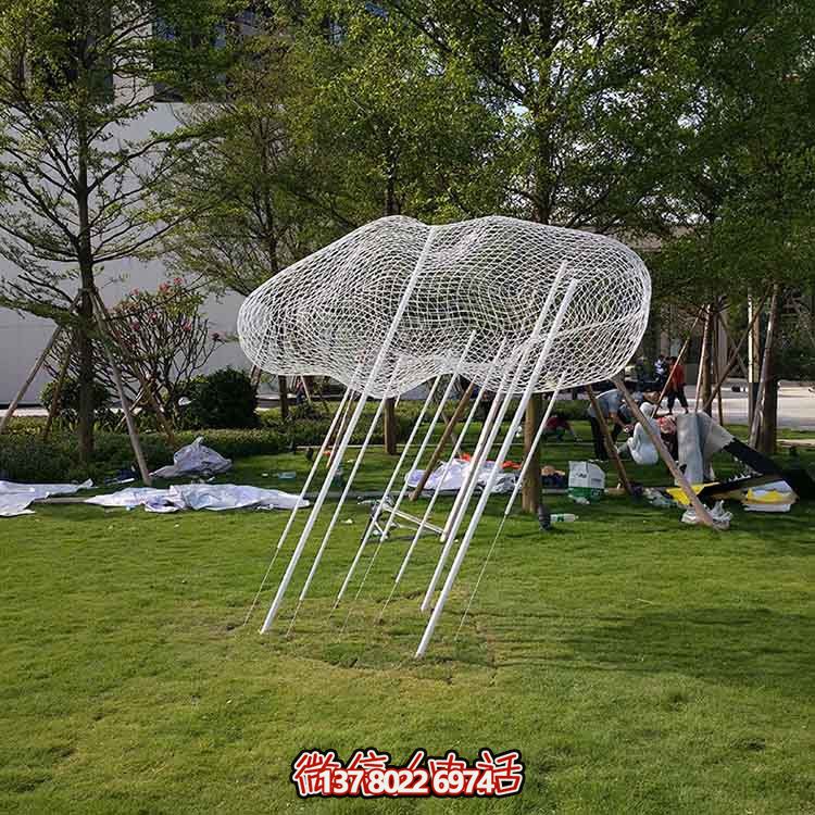 不銹鋼祥云雕塑，點(diǎn)綴美麗的戶外草坪