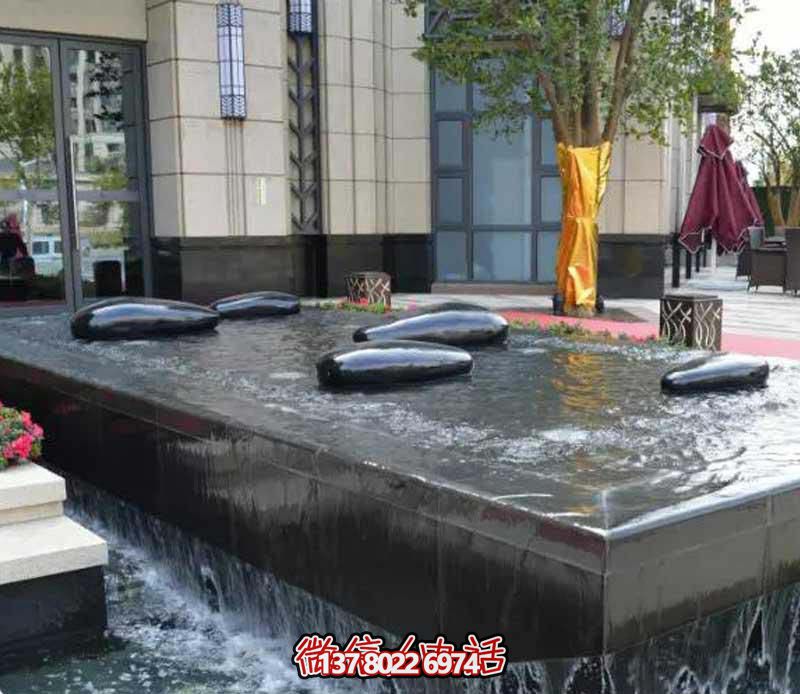 創(chuàng)意水中鵝卵石雕塑，為酒店池塘帶來(lái)抽象美感