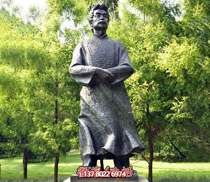玻璃鋼魯迅人物雕塑，為公園景觀裝飾點(diǎn)綴