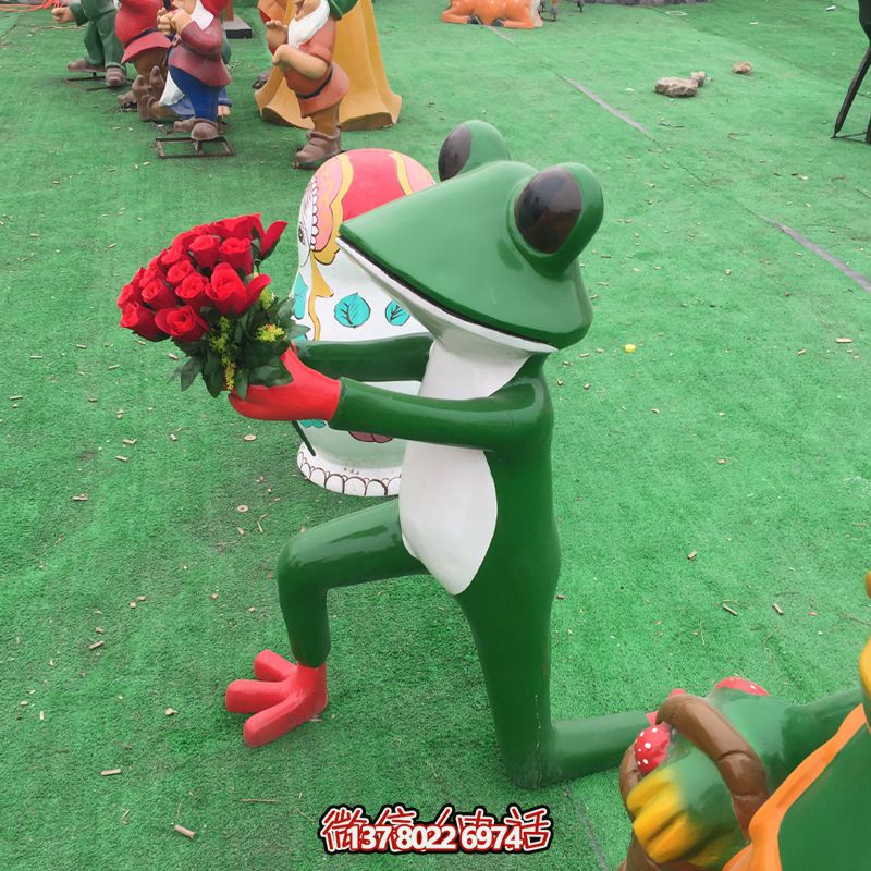 玻璃鋼雕塑，玫瑰青蛙拿玻璃公園裝飾