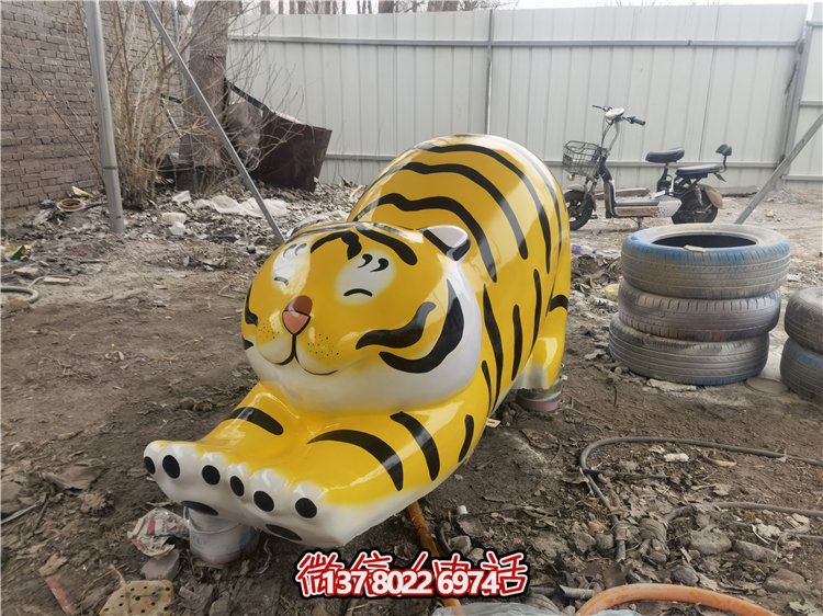 玻璃鋼彩繪抽象老虎雕塑，為幼兒園裝飾而生