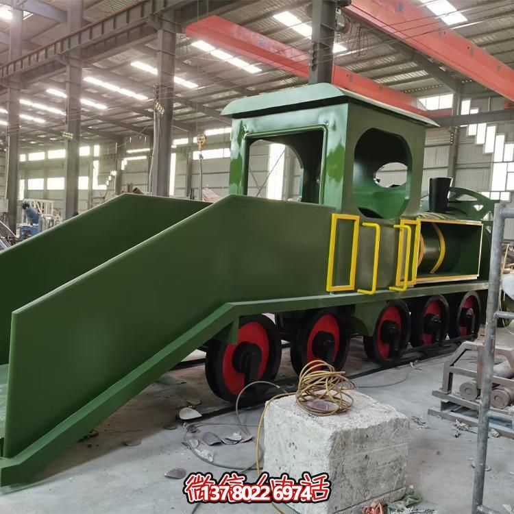 精致不銹鋼車頭雕塑，給游樂園增添時(shí)尚色彩