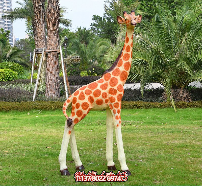 藝術化玻璃鋼仿真大型長頸鹿雕塑，點綴綠色草坪，讓公園更加美觀