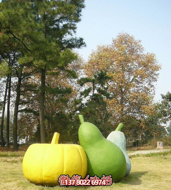 玻璃鋼雕塑，彩繪南瓜點綴戶外草坪