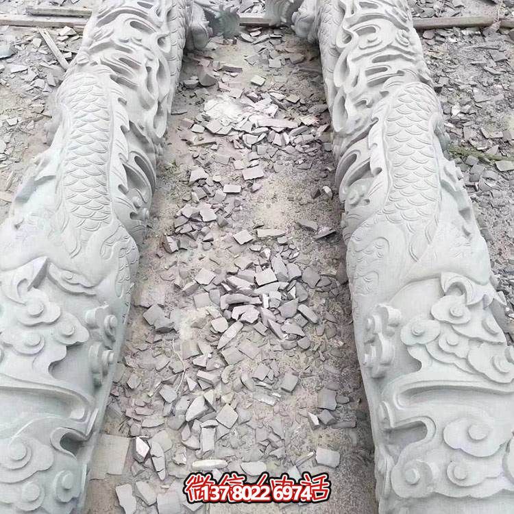 大型石雕龍柱，點綴園林景觀