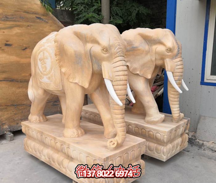 紅色庭院一抹晚霞，一個(gè)石雕大象雕塑