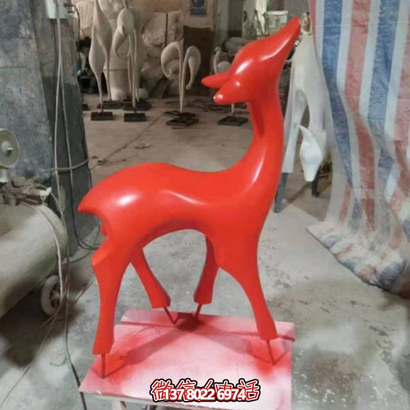 玻璃鋼制紅色梅花鹿雕塑，裝點別墅小區(qū)精致美觀