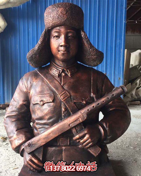 不銹鋼仿銅雷鋒持槍雕塑，現(xiàn)代雷鋒屹立于戶外景區(qū)