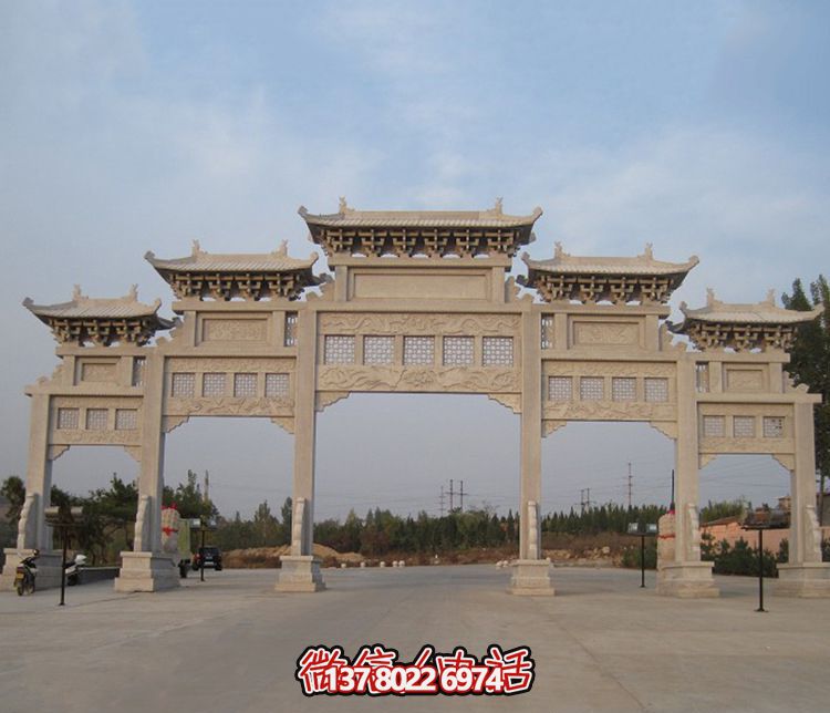 精美大型鏤空牌樓石雕，為公園廣場增添美麗色彩