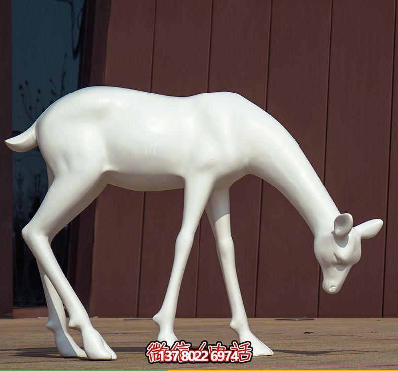 創(chuàng)意景觀酒店，低頭行走，讓鹿雕塑與您相伴