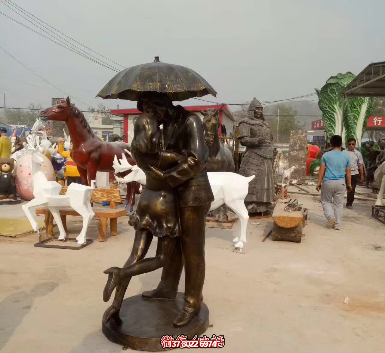 銅雕傘情侶接吻雕塑，在景區(qū)擁抱浪漫