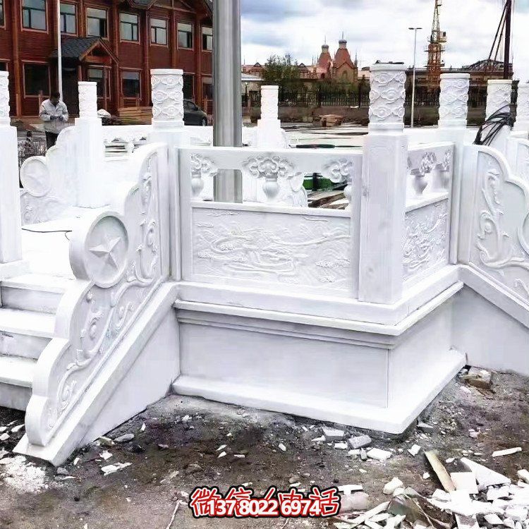 漢白玉升旗臺，做工精美，安全防護(hù)欄桿