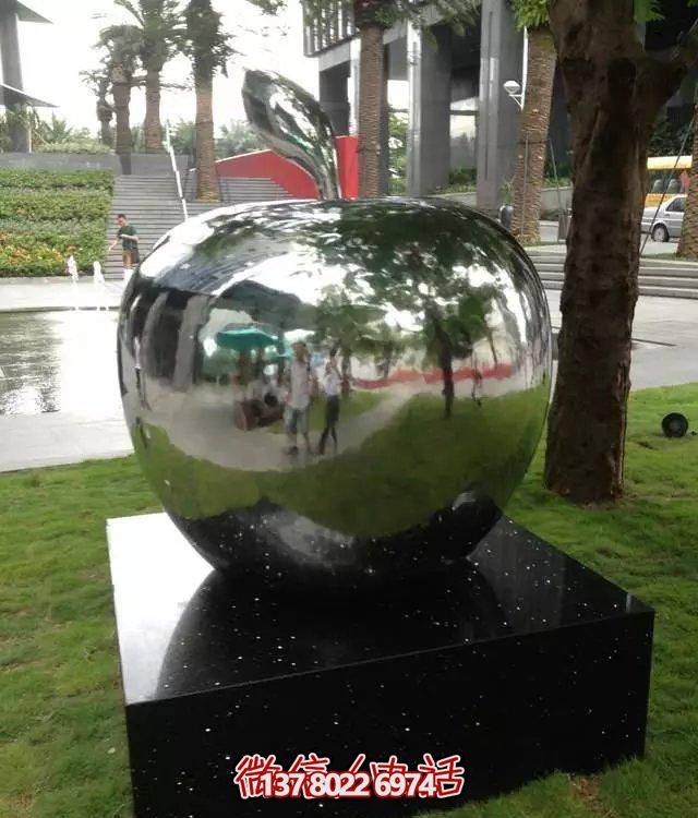 不銹鋼蘋(píng)果雕塑擺件，讓你的戶外空間更有創(chuàng)意！