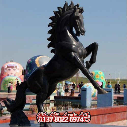 大型仿銅馬玻璃鋼雕塑，為廣場景觀增添無限精彩