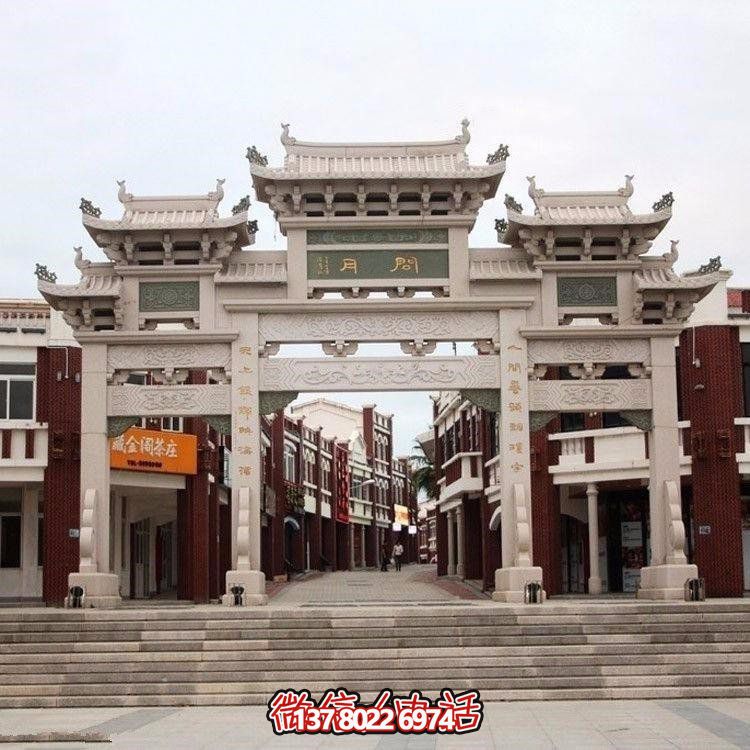 精美中式三門牌坊，裝飾大理街道