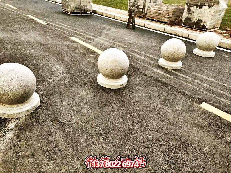 球形路障，為小學路邊擺放的安全隔離車