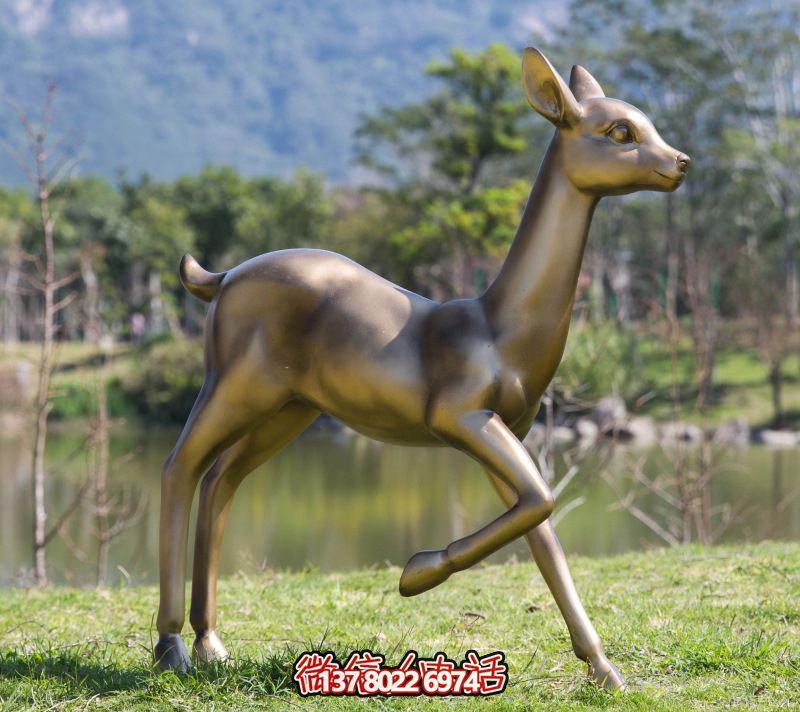玻璃鋼雕刻仿梅花鹿雕塑，為池塘草坪添彩