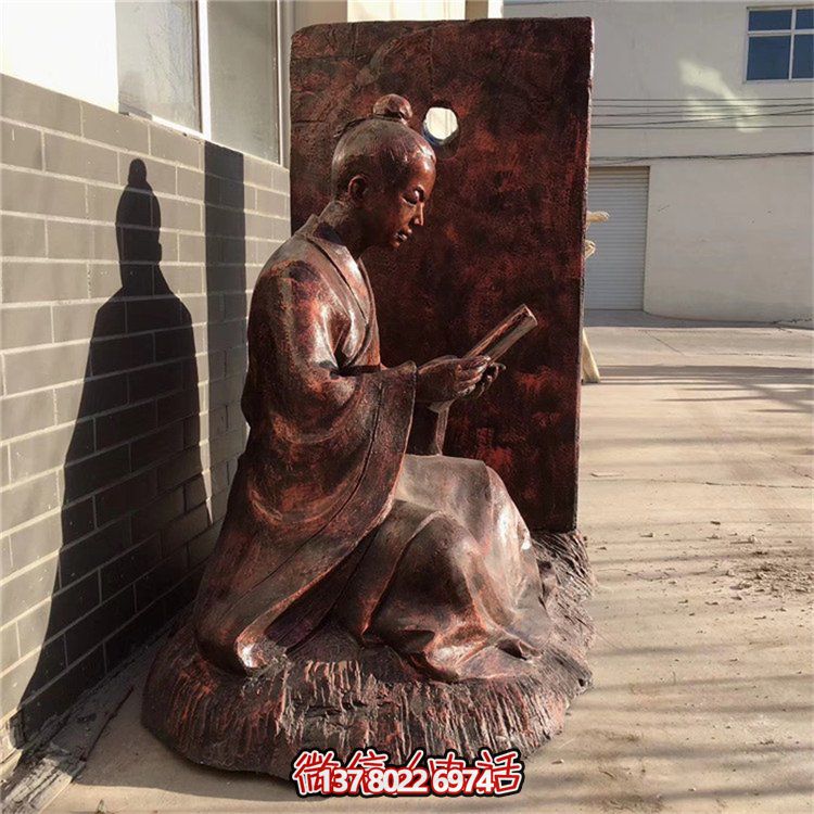 創(chuàng)意銅雕鑿人物看書(shū)借光雕塑，點(diǎn)亮景區(qū)美好氛圍