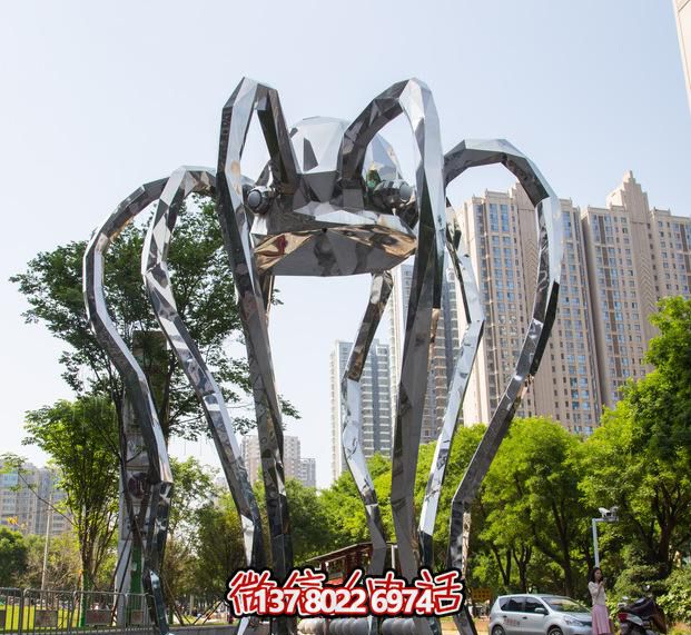 不銹鋼長(zhǎng)腿螃蟹雕塑，為公園增添創(chuàng)意裝飾