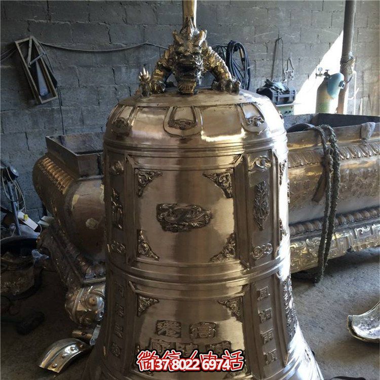 精美銅鐘雕塑，欣賞大型浮雕景觀