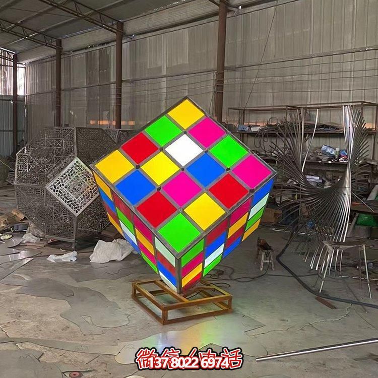 不銹鋼彩繪魔方景觀雕塑，點(diǎn)綴校園廣場(chǎng)