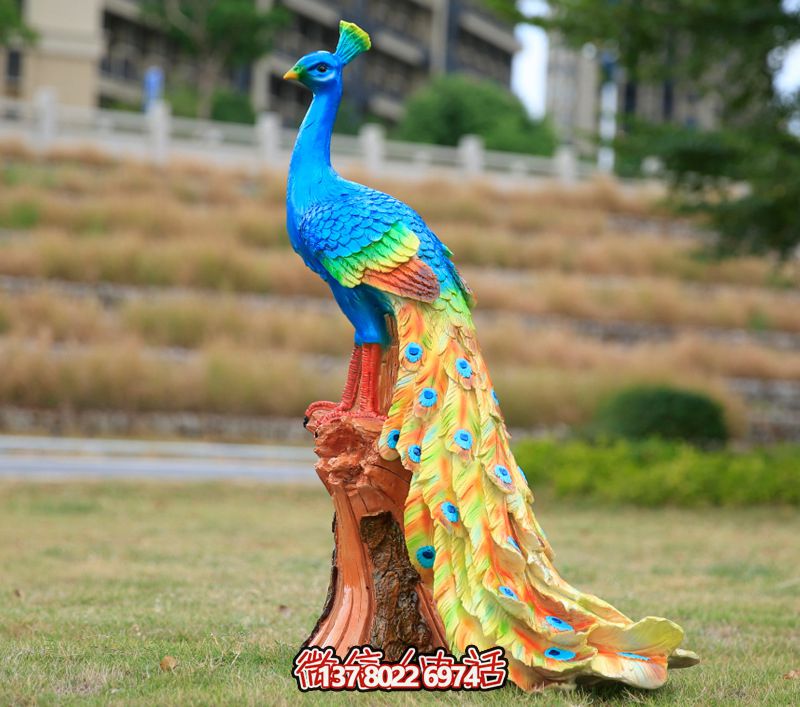 玻璃鋼孔雀雕塑，點綴公園草坪