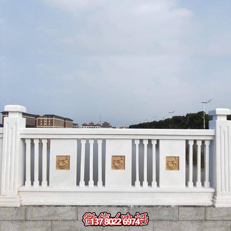 “羅馬柱式漢白玉歐式欄桿，為河道邊裝飾和防護”