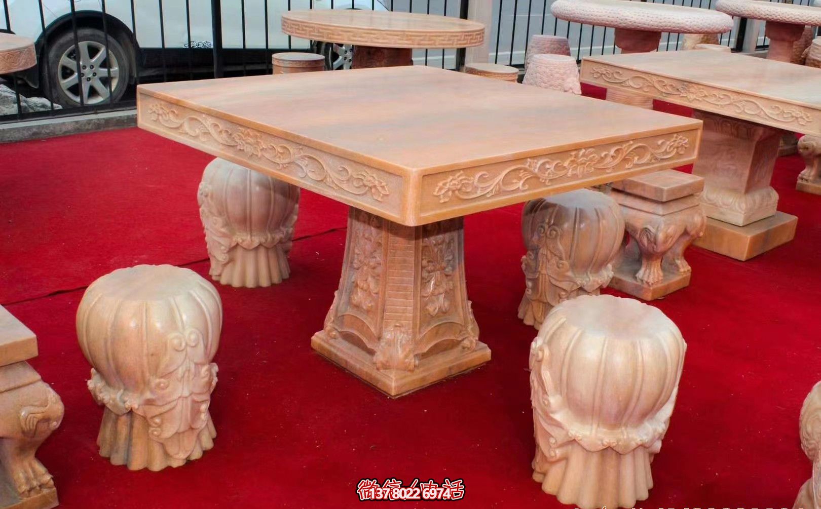 紅色方形石桌凳，欣賞晚霞雕塑，點亮花園廣場