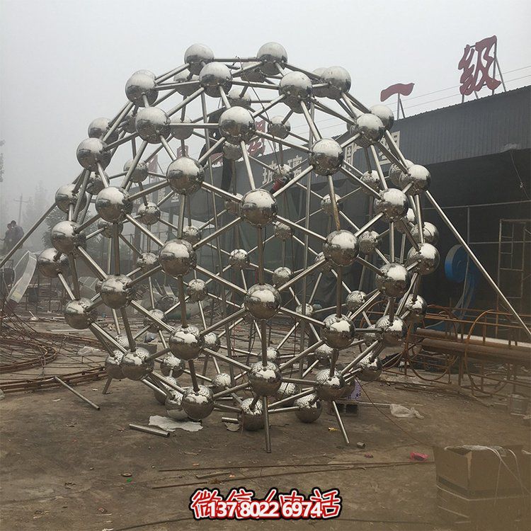 不銹鋼鏤空雕塑，為戶外景觀增添獨特色彩