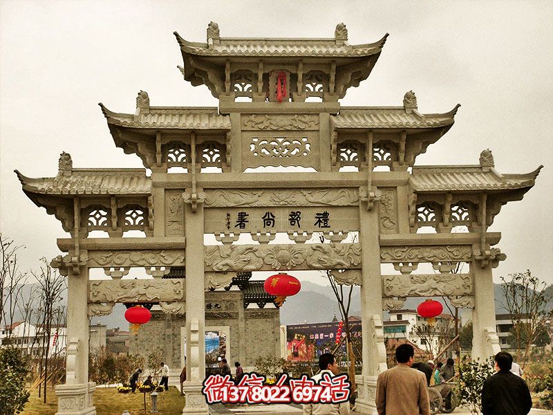 鏤空三門(mén)牌坊，點(diǎn)綴城市廣場(chǎng)