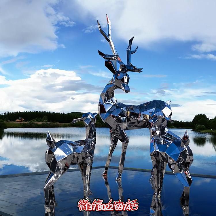 高聳入云的不銹鋼精美幾何雕塑，將公園景觀提升一個新境界