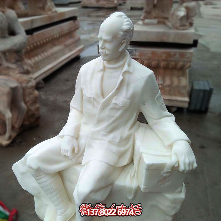 以白求恩精神為原型，漢白玉雕刻的護(hù)士坐姿雕塑