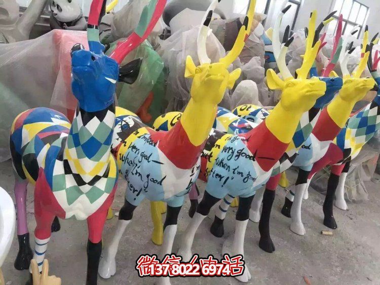 彩繪玻璃鋼鹿雕塑，商場、兒童樂園風(fēng)格擺件