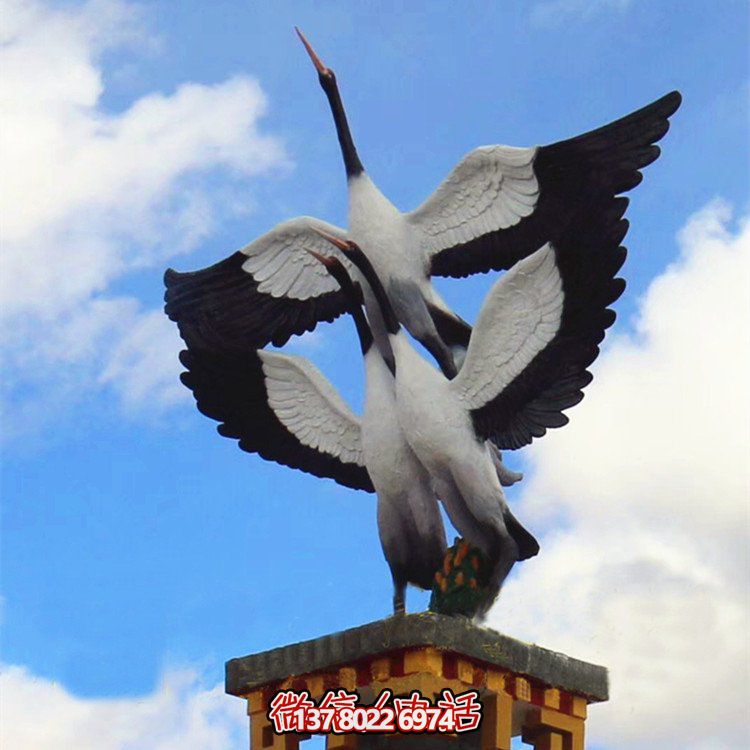 大型玻璃鋼仿真仙鶴雕塑，為公園廣場擺放