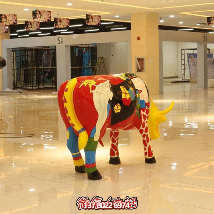 商場室內(nèi)擺放大型玻璃鋼彩繪牛動(dòng)物小品雕塑