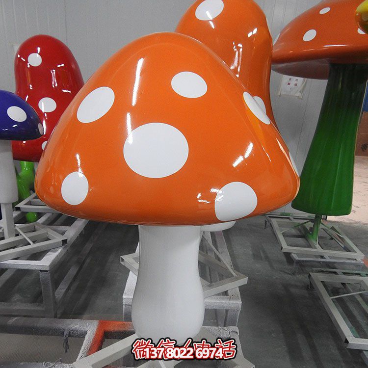 游樂(lè)園戶外擺放蘑菇造型卡通玻璃鋼動(dòng)物雕塑