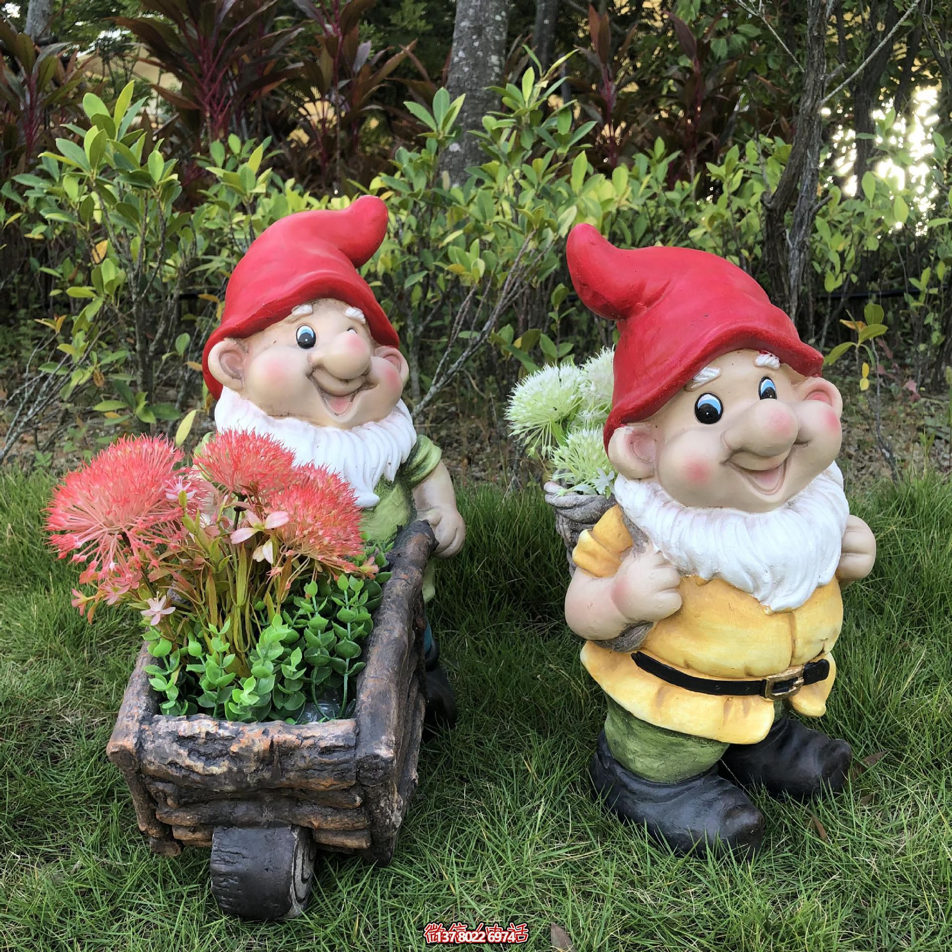 公園里擺放的一只手推花車和一個(gè)背筐的玻璃鋼卡通藍(lán)精靈雕塑 公園里擺放的一只手推花車和一個(gè)背筐的玻璃鋼卡通藍(lán)精靈雕塑