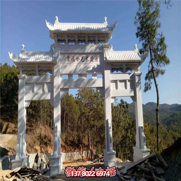 景點(diǎn)入口擺放大型漢白玉仿古建筑雕刻三門(mén)牌坊