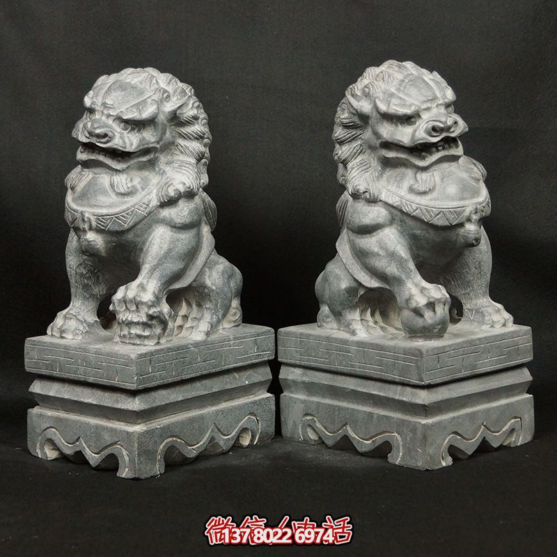 一對(duì)大門(mén)口砂石石雕的獅子雕塑
